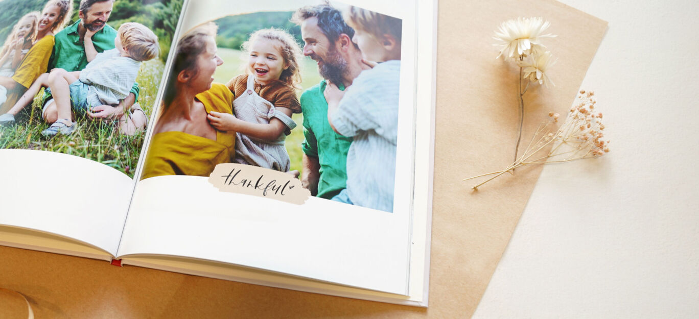 Dos niños abrazándose en un álbum CEWE, lleno de recuerdos felices y momentos alegres.