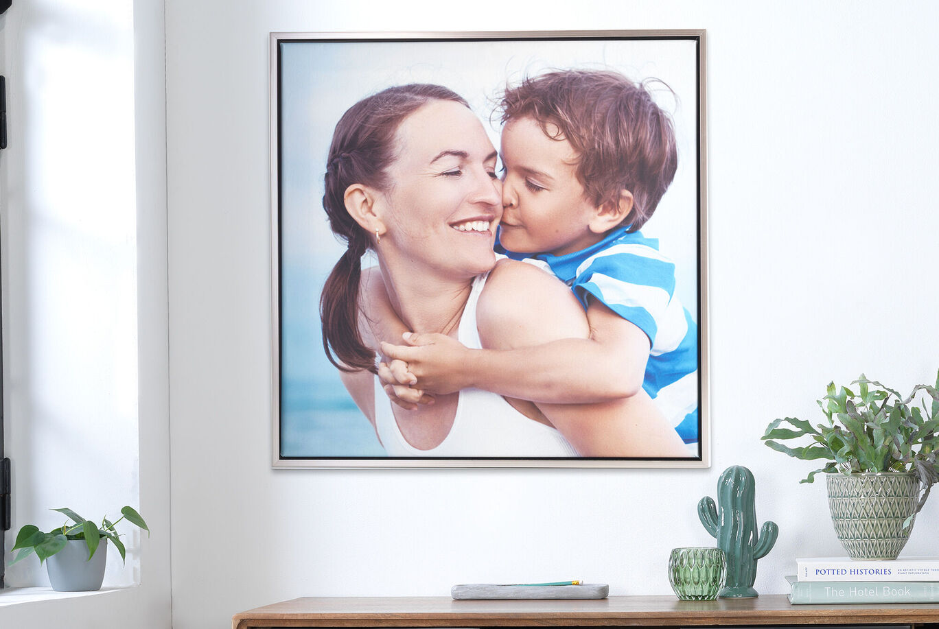 Un retrato cariñoso de una madre con su hijo sonriendo alegremente.